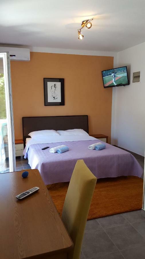 Pansion Kaleb Bed & Breakfast Brbinj ภายนอก รูปภาพ