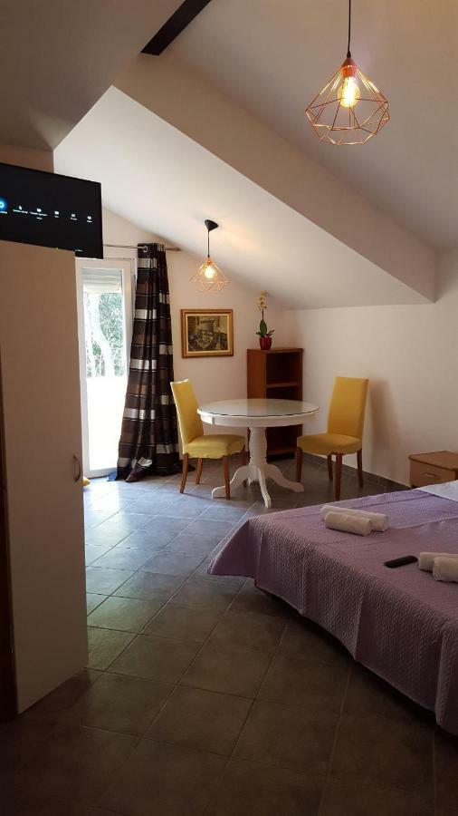 Pansion Kaleb Bed & Breakfast Brbinj ภายนอก รูปภาพ